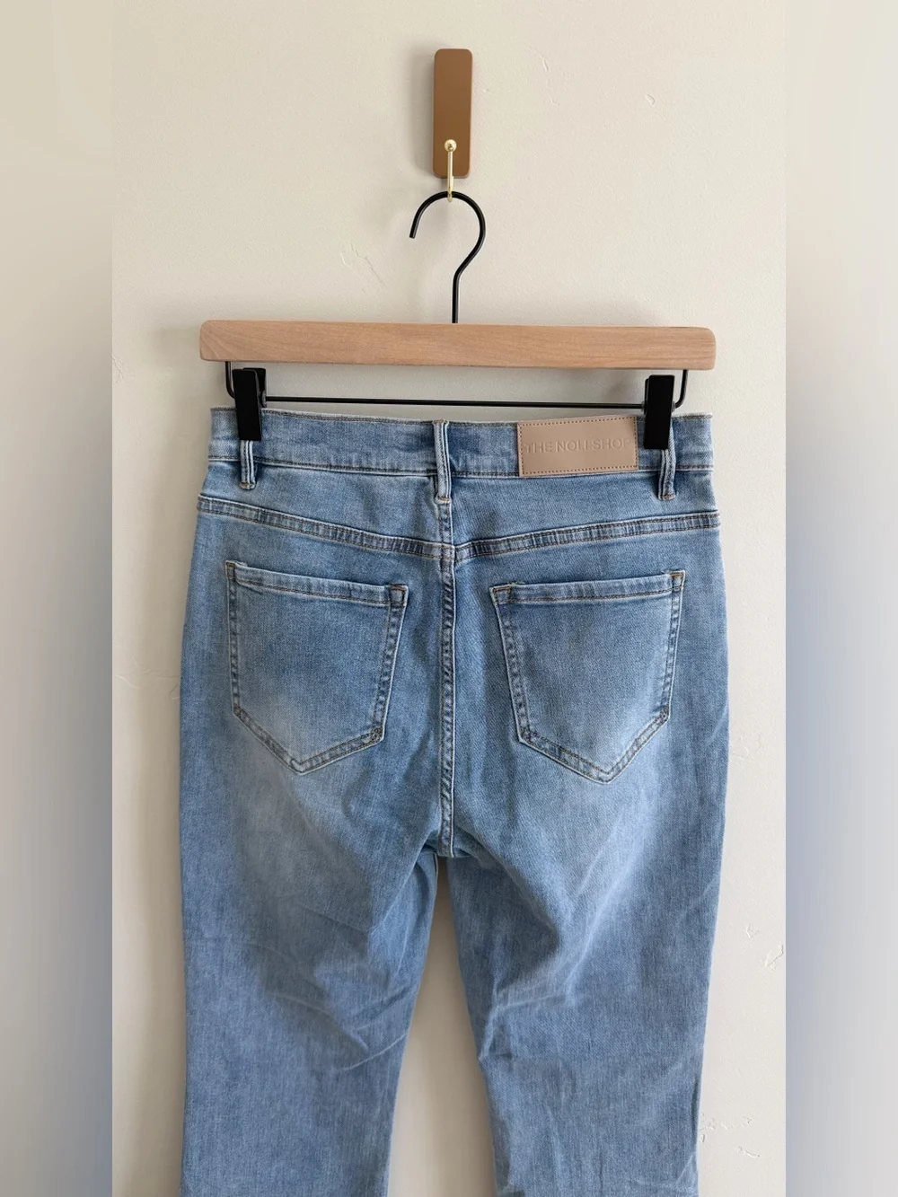 The Noli Shop Nicolette Cropped Jean in Medium Blue